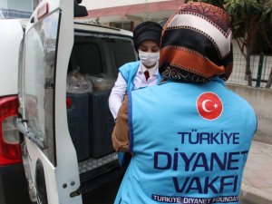 Türkiye Diyanet Vakfı ihtiyaç sahibi ailelere iftarlık dağıttı