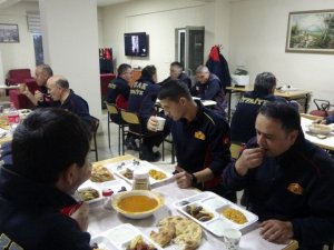 Gözleri telsizde, kulakları ezanda oruç açtılar