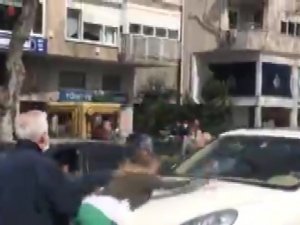 Bağdat Caddesinde bunalıma giren genç kadın sürücülere zor anlar yaşattı