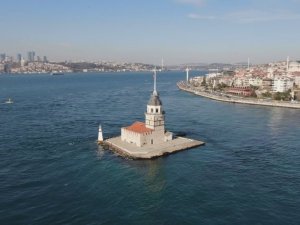 İstanbul Boğazı’nda denizanası istilası sualtından görüntülendi