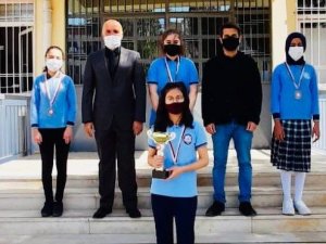 Ahmet Şerife Sanlı Ortaokulu satranç takımı online turnuvada birinci oldu