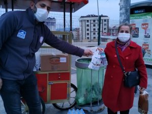 Pendik’te iftara yetişemeyenlere ikramlar dağıtıldı