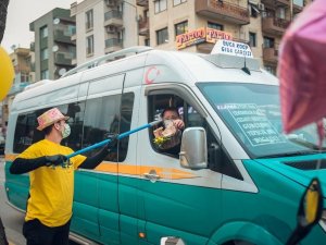 İftar saatine trafikte yakalananlara sosyal mesafeli kumanya dağıtımı