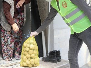 Akhisar Belediyesi, ihtiyaç sahiplerine ücretsiz patates dağıtıyor