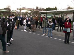 Ayvansaray’da yolculardan ‘gelmeyen otobüs’ tepkisi