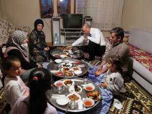 Cumhurbaşkanı Erdoğan ve eşi Emine Erdoğan, iftarda bir vatandaşın evine konuk oldu