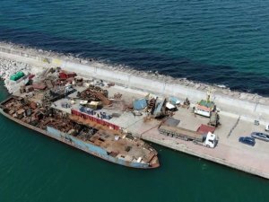 Şile’de yanan yük gemisi parçalara ayrılıyor