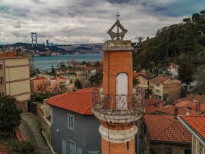 İstanbul’un simgelerinden olan 447 yıllık güneş saatli minare dikkat çekiyor