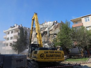 Büyükçekmece’de risk taşıyan 2 bina yıkıldı