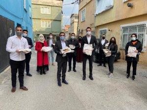 AK Parti Gençlik Kolları, kapı kapı ramazan pidesi dağıtıyor
