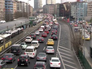 Kısıtlama öncesi metrobüste ve trafikte yoğunluk