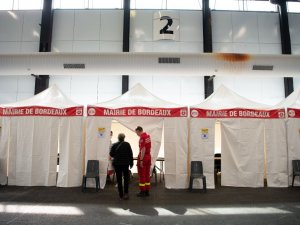 Fransa’da Covid-19 can kaybı 100 bini geçti