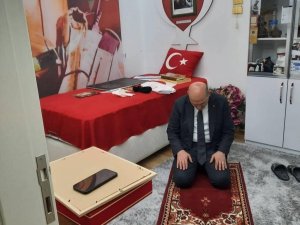 Bakan Soylu, ’Tabuta Sığmayan Şehid’in seccadesinde namaz kıldı