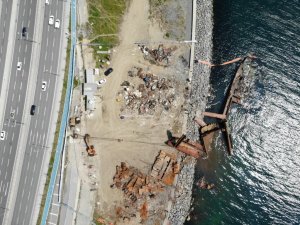 Zeytinburnu’nda kıyıya vuran gemisinin büyük bir bölümü parçalandı
