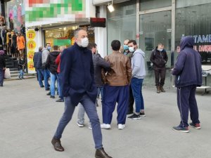 Ucuz baklava virüsü unutturdu, sosyal mesafe hiçe sayıldı