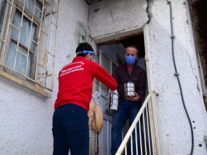 Kahramankazan’da ihtiyaç sahibi ve evinden çıkamayan vatandaşlara sıcak yemek dağıtımı