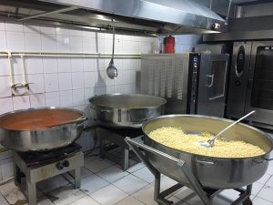 Gaziosmanpaşa’da ihtiyaç sahiplerine her gün 1 ton yemek dağıtılıyor
