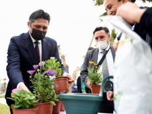 Aliağa’da balkonlar çiçek açtı