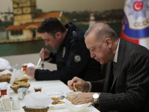 Cumhurbaşkanı Erdoğan, Çengelköy Polis Merkezi’nde iftar yaptı
