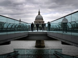 İngiltere’de son 24 saatte 2 bin 596 yeni vaka