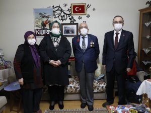 Bakan Selçuk, iftarda “Reşat Baba” olarak tanınan Kıbrıs Gazisi’nin evine konuk oldu
