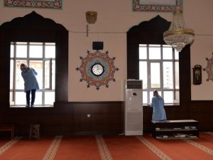 Camilerde temizlik devam ediyor