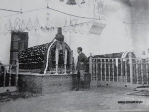 Prens Pihilip’in babası bundan 100 yıl önce Afyon’daki türbeye çizmeleriyle girmiş