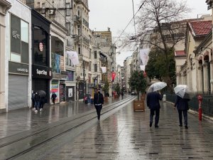 İstanbul’da yağmur etkili oldu, Taksim Meydan ve İstiklal Caddesi boş kaldı
