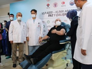 Bakan Varank gönüllü olduğu yerli aşıda ilk dozu yaptırdı