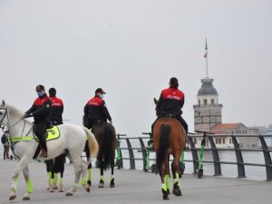 Üsküdar Sahili’ndeki denetimde atlı birliklere turistler yoğun ilgi gösterdi