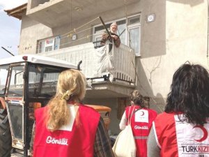 Kızılay Kütahya Şubesi Kadın Kollarından yaşlılara moral ziyareti