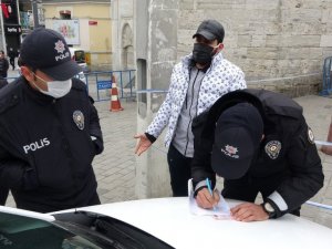 Taksim’e turist gibi gelen iki göçmene ceza