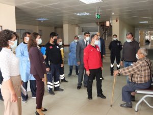 Aşıdan korkan yaşlı adamı, İl Sağlık Müdürü ikna etti