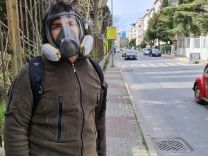 Tedbiri abarttı, vaka sayısı artınca dışarı gaz maskesiyle çıktı