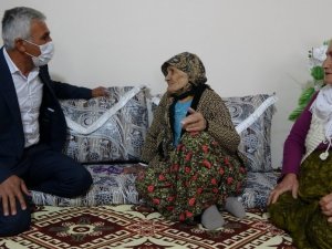 Köy muhtarı ev ev gezerek vatandaşları aşı olmaları için uyarıyor