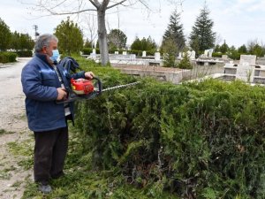 İscehisar’da mezarlıklarda temizlik yapıldı
