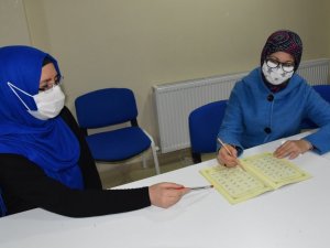 Kadınlar Yunusemre’nin kurslarında Kur’an-ı Kerim okumayı öğreniyor