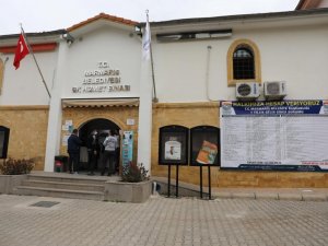 Marmaris’te gelir gider tablosu belediyeye asıldı