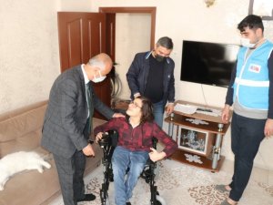 Siirt Belediyesinden engelli gence akülü sandalye hediyesi