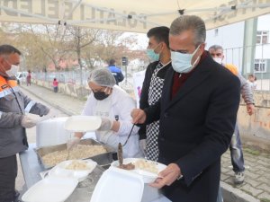Başkan Yıldızkaya, Mehmet Akif Mahallesi’nde kurulan gönül sofrasında vatandaşlarla buluştu