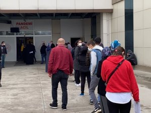 Hastane önünde Korona testi kuyruğu