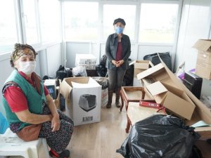 Foça Belediyesinin yerlerinden ettiği yaşlı kadınlar yardım bekliyor