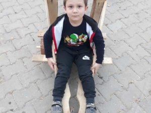 Muhtarın yaptığı oyuncak ilgi gördü, mahalledeki çocuklara da istedi