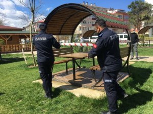 Vaka artışlarına karşı parklar şerit çekilerek kullanıma kapatıldı