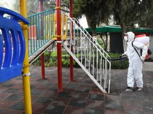 Kuşadası parklarında bahar temizliği yapıldı