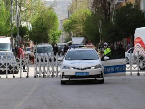 Elazığ’da 3 cadde araç trafiğine kapatıldı, yayalara sosyal mesafe olanağı sağlandı