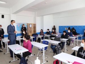 Vali Çelik: ”Düşünebilmeli ve kendinize saygı duymalısınız”