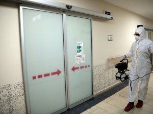 Akhisar Belediyesi hastaneleri dezenfekte etti