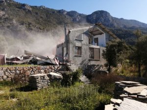 Dünyaca ünlü koyda, kaçak yapıların yıkımına devam edildi