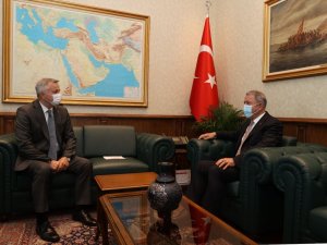 Milli Savunma Bakanı Hulusi Akar, Moldova Büyükelçisi Dmitri Croitor’u kabul etti.